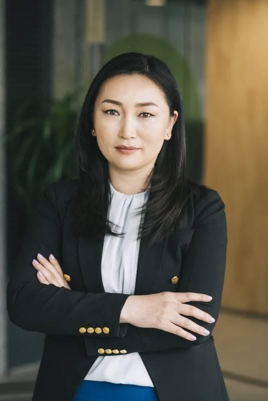 Булгантуяаг буцааж татах асуудал яав? 

Араас нь хөөцөлддөг юм билүү?

Үгүй бол тэгээд хэн дуртай нь алх бариад Төрийн эргэлт хийж ҮХ зөрчдөг жишиг тогтоно!