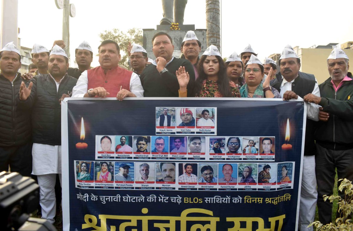 AAPUttarPradesh's tweet image. मोदी की तानाशाही के कारण देश भर में 25 से ज्यादा BLOs की जान चली गई। 

मोदी के चुनावी घोटाले को उजागर करने और जान गंवाने वाले BLOs को श्रद्धांजलि देने के लिए प्रयागराज में प्रदेश प्रभारी व सांसद @SanjayAzadSln जी ने AAP कार्यकर्ताओं एवं पदाधिकारियों के साथ श्रद्धांजलि अर्पित…