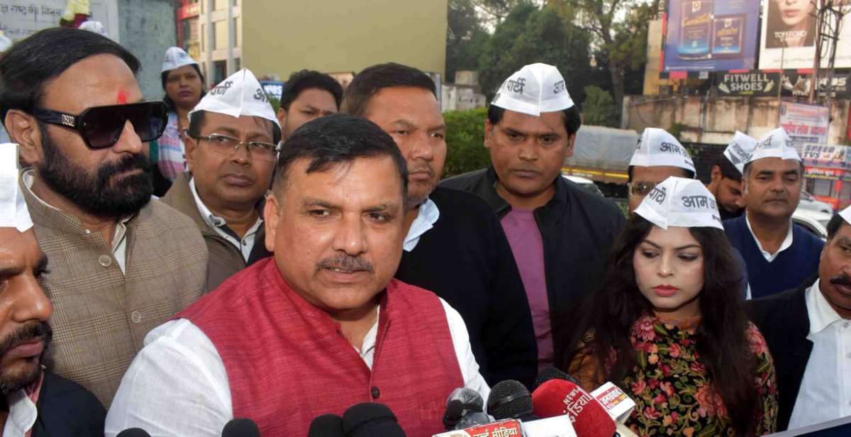 AAPUttarPradesh's tweet image. मोदी की तानाशाही के कारण देश भर में 25 से ज्यादा BLOs की जान चली गई। 

मोदी के चुनावी घोटाले को उजागर करने और जान गंवाने वाले BLOs को श्रद्धांजलि देने के लिए प्रयागराज में प्रदेश प्रभारी व सांसद @SanjayAzadSln जी ने AAP कार्यकर्ताओं एवं पदाधिकारियों के साथ श्रद्धांजलि अर्पित…