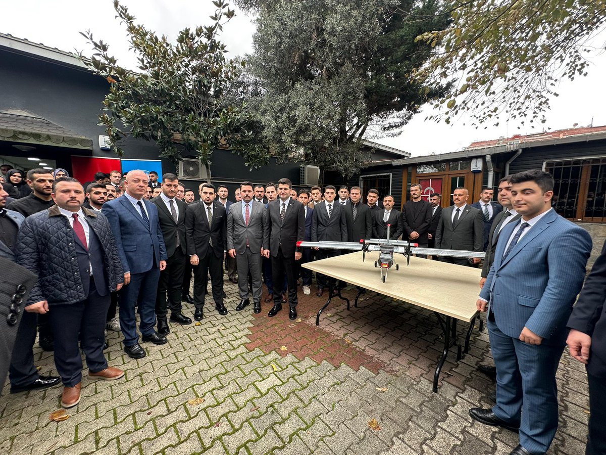 Ülkü Ocakları İstanbul İl Başkanlığımızı ziyaret ederek İl Yöneticilerimiz, Üniversite Başkanlarımız ve  İlçe Ocak başkanlarımızla istişare toplantısı gerçekleştirdik.

Kıymetli ülküdaşlarıma çalışmalarında üstün başarılar diliyorum. 🇹🇷