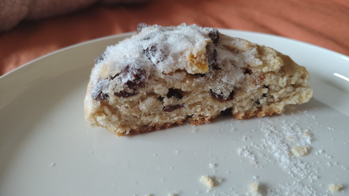 Yummy...das Teststück ist irre lecker... Die anderen 12 Ministollen dürfen jetzt ne Weile eingepackt rumliegen und noch besser werden 😋