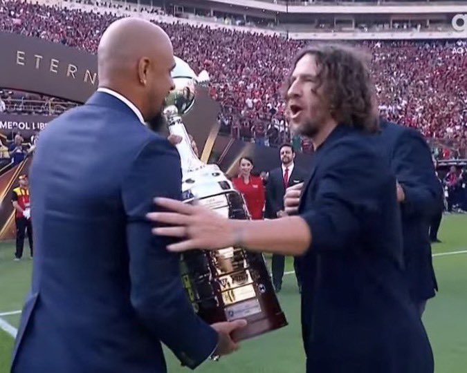 CalvosOficial's tweet photo. *Puyol se recusa a tocar na taça da libertadores*
Meu amigo que não lava uma louça pra ajudar a mãe em casa: “iSsO sE cHaMa ReSpEiTo 🫡” https://t.co/GZhh22hWpF