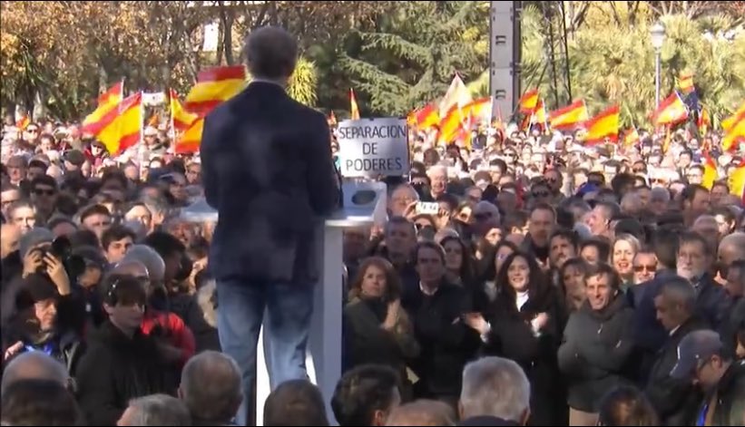 javisanchezglez's tweet photo. El PP volvió a salir a la calle contra Pedro Sánchez.

Y volvió a cometer el mismo error: construir toda su estrategia contra alguien, no a favor de algo.

Llevan dos años pidiendo la caída de un Gobierno que no cae.

Y eso solo genera frustración.  
Va hilo🧵 https://t.co/IqUENRwzvO