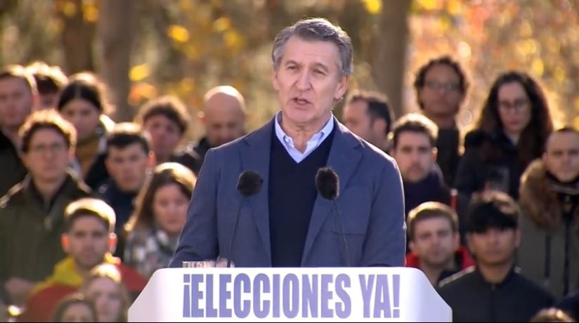 javisanchezglez's tweet photo. El PP volvió a salir a la calle contra Pedro Sánchez.

Y volvió a cometer el mismo error: construir toda su estrategia contra alguien, no a favor de algo.

Llevan dos años pidiendo la caída de un Gobierno que no cae.

Y eso solo genera frustración.  
Va hilo🧵 https://t.co/IqUENRwzvO