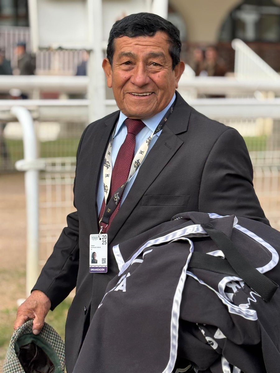 Último día de carreras para Damian Walter Rodríguez, “El Cholo”. Aprendiz, mozo en su día de la cuadra Mendoza, jefe de pistas de HZ, diligente, siempre dispuesto ayudar y complacer. Se le va a echar mucho de menos. ¡Feliz jubilación!