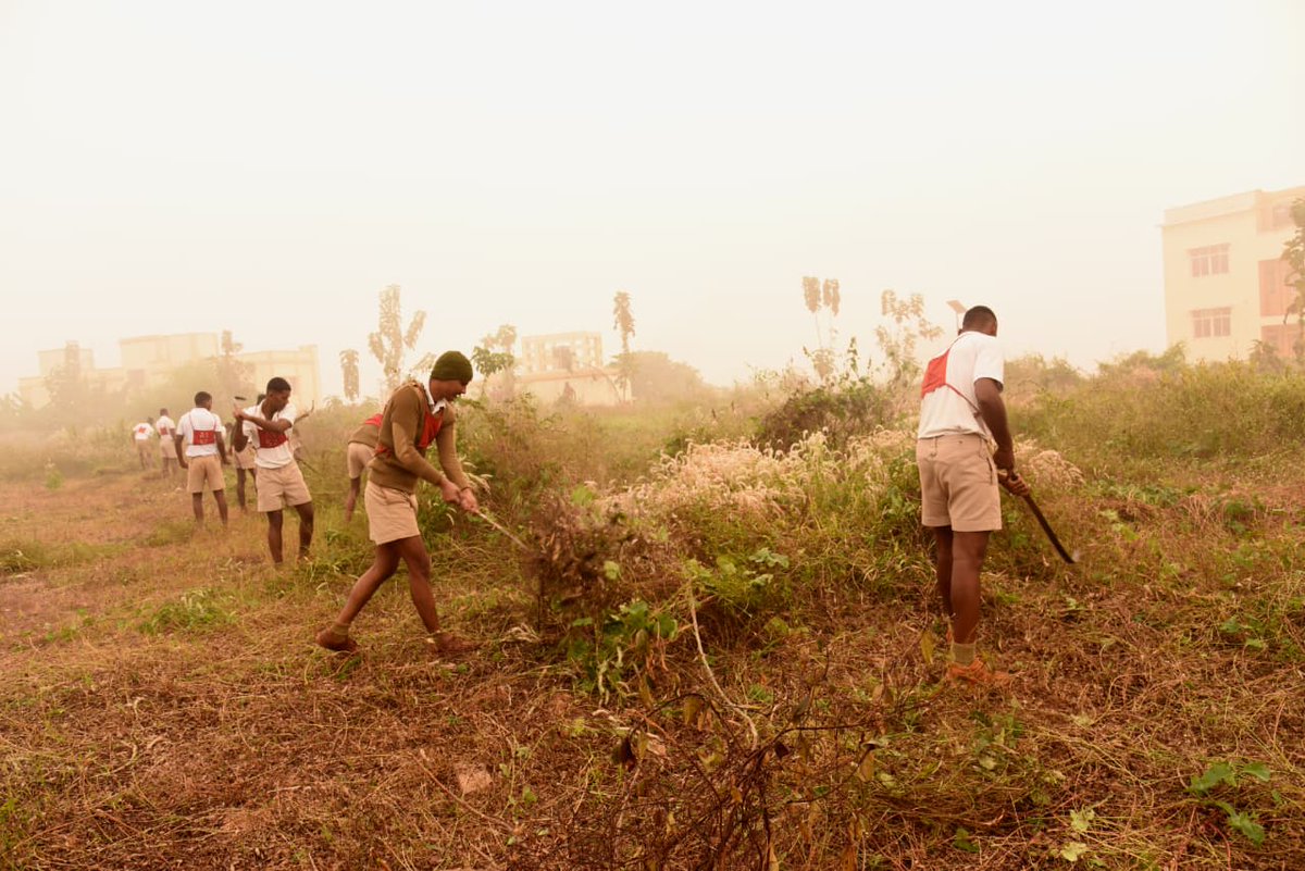 CISFTraining's tweet image. Swachhta Abhiyan Conducted at Kendriya Vidyalaya Mundali!

Trainees and staff of CISF KRTC Mundali actively participated in a Swachhta Abhiyan at Kendriya Vidyalaya Mundali. 

#CISF #KRTCMundali #SwachhtaAbhiyan #CleanlinessDrive #CommunityService #KV #SwachhBharat @CISFHQrs 🇮🇳