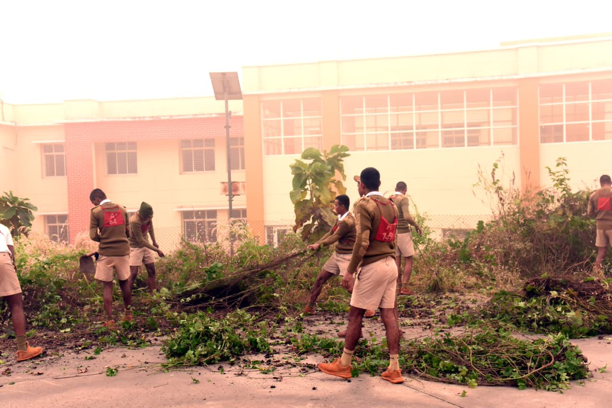 CISFTraining's tweet image. Swachhta Abhiyan Conducted at Kendriya Vidyalaya Mundali!

Trainees and staff of CISF KRTC Mundali actively participated in a Swachhta Abhiyan at Kendriya Vidyalaya Mundali. 

#CISF #KRTCMundali #SwachhtaAbhiyan #CleanlinessDrive #CommunityService #KV #SwachhBharat @CISFHQrs 🇮🇳