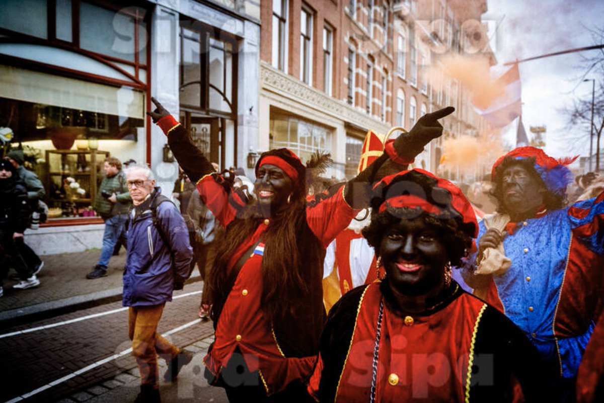 LouisWitter's tweet image. Hier au Pays-Bas s&apos;est tenue une manifestation contre l&apos;immigration. Au menu, beaucoup de drapeaux du mouvement national-socialiste (qui a collaboré avec l&apos;Allemagne nazie) xénophobie et un bon nombre de Blackfaces, sous couvert de Zwarte Piet. nltimes.nl/2025/11/29/200…