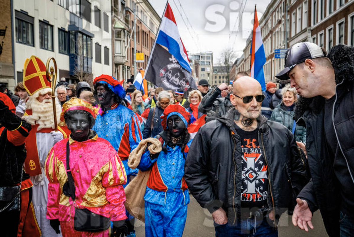 LouisWitter's tweet image. Hier au Pays-Bas s&apos;est tenue une manifestation contre l&apos;immigration. Au menu, beaucoup de drapeaux du mouvement national-socialiste (qui a collaboré avec l&apos;Allemagne nazie) xénophobie et un bon nombre de Blackfaces, sous couvert de Zwarte Piet. nltimes.nl/2025/11/29/200…
