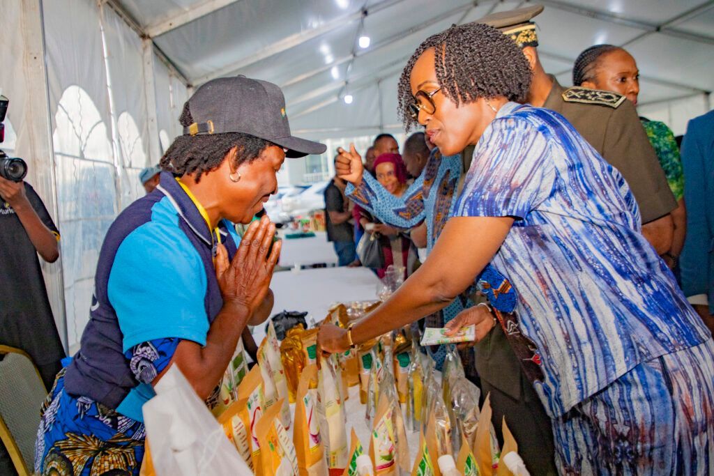 IFDCGlobal's tweet photo. Last month, the ACMA3 program joined the city of Cotonou in celebrating #LocalConsumption Month.

At the fair, ACMA3 supported 15 agrifood processors, suppliers, &amp; startups—showcasing local talent &amp; strengthening commercial links.

Check out the recap: https://t.co/ksRqXH3oO7 https://t.co/qbIPFQMjhn