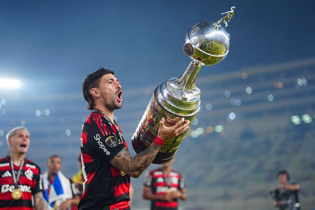 Giorgian de Arrascaeta em 2025 por clube e seleção 

26 Gols
18 Assistências 
44 G/A em 65 partidas.

Melhor temporada da carreira. Rei da América.. ⏳