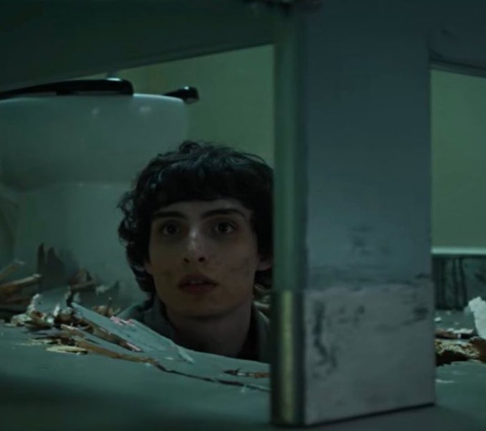 lumaxswift's tweet image. i can’t explain it but this is the most mike wheeler he’s ever looked