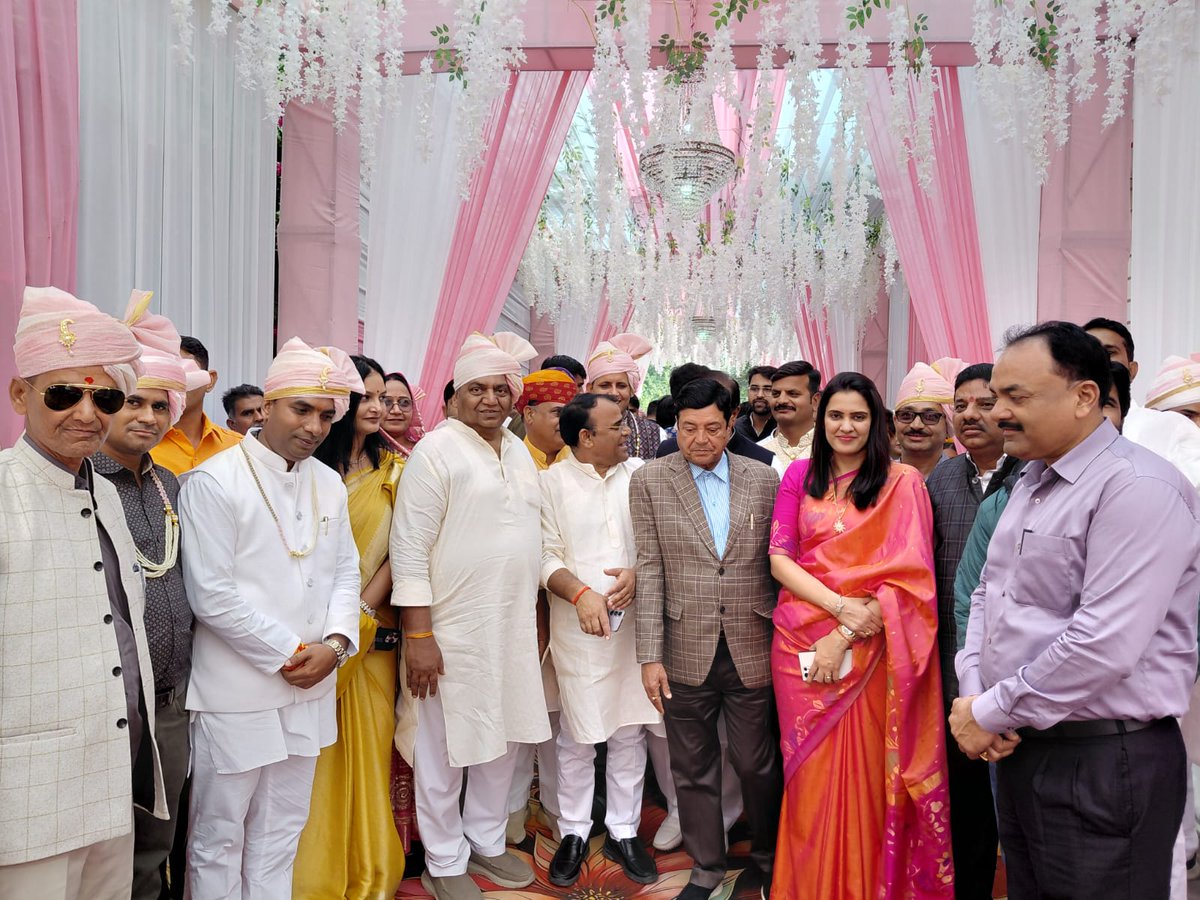 NarendraBJPRaj's tweet image. आज पाली में भारतीय जनता पार्टी, राजस्थान के माननीय प्रदेश अध्यक्ष श्री मदन राठौड़ जी के सुपुत्र के वैवाहिक कार्यक्रम में सम्मिलित होकर सुखद वैवाहिक जीवन हेतु शुभकामनाएं प्रदान की।
#Pali
@madanrrathore