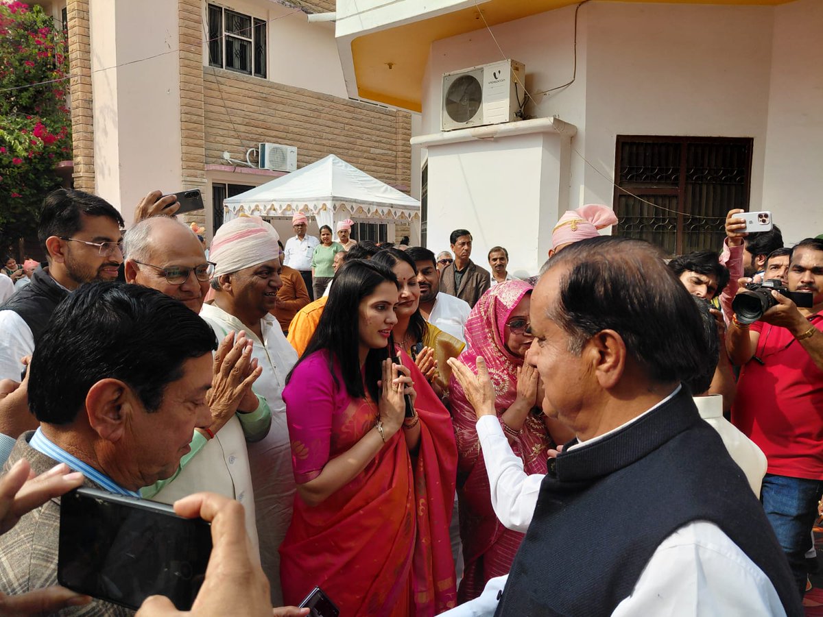 NarendraBJPRaj's tweet image. आज पाली में भारतीय जनता पार्टी, राजस्थान के माननीय प्रदेश अध्यक्ष श्री मदन राठौड़ जी के सुपुत्र के वैवाहिक कार्यक्रम में सम्मिलित होकर सुखद वैवाहिक जीवन हेतु शुभकामनाएं प्रदान की।
#Pali
@madanrrathore