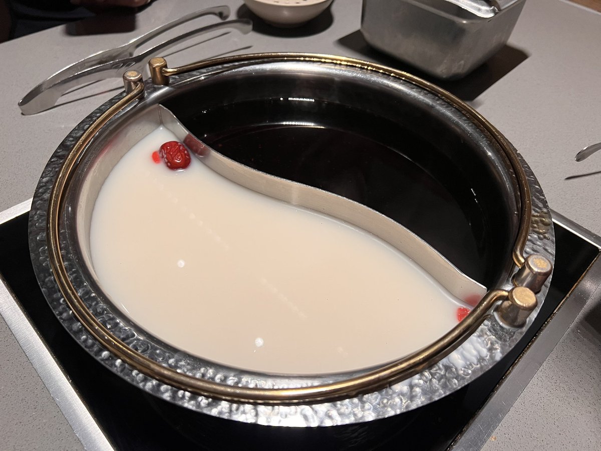 GastroWorldBlog's tweet image. Tis the season for getting cozy. The #sukiyaki hot pot from Daimaru Is the yin to the winter yang. 

gastroworld.ca/2025/11/daimar…