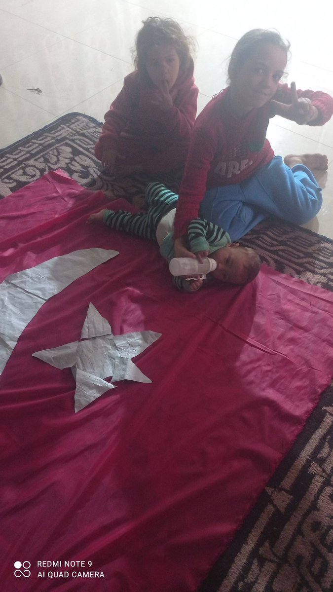 Çadırımı Türkiye bayrağıyla süsledim; yüreğimizde taşıdığımız vatanımıza ve bize Allah’tan sonra en büyük desteği veren Türkiye’ye minnettarlıkla… Lütfen… çocuklarımla kalın; daha fazla bir şey kaybetmeye gücüm yok.
<a href="/burak_turna/">Burak Turna (1909)</a> 
 <a href="/Ferdi_Karabasan/">Ferdi KARABASAN</a> 
<a href="/e_secer/">Emine Şeçeroviç Kaşlı🇧🇦🇹🇷</a> <a href="/BulentY_/">Bulent Yuksel</a>