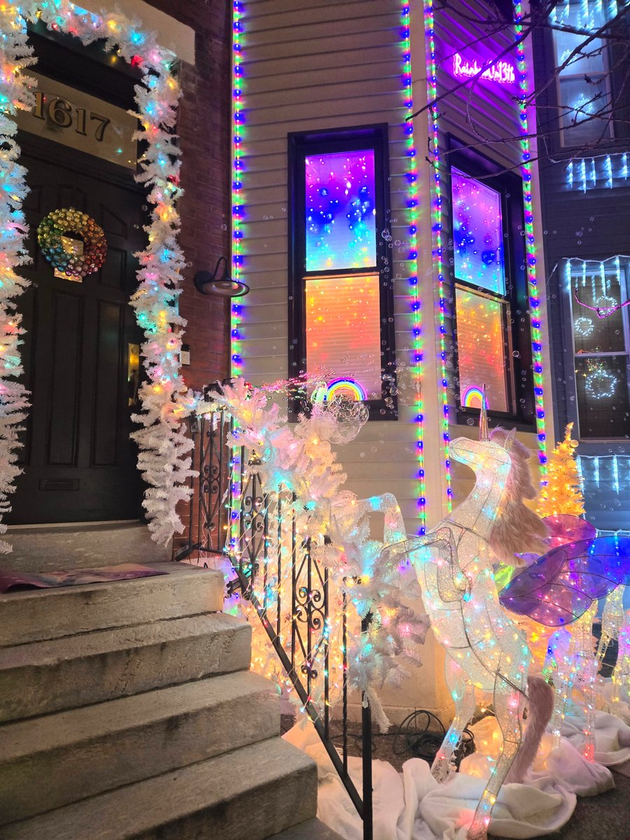 Savannah_0611's tweet image. It&apos;s that time of year again! We checked this out in Philadelphia last night.🎅🎄🎁

#SignsOnSunday #AlphabetChallenge #WeekVforVowels - A for Animatronic (Goofy); U for Unicorn