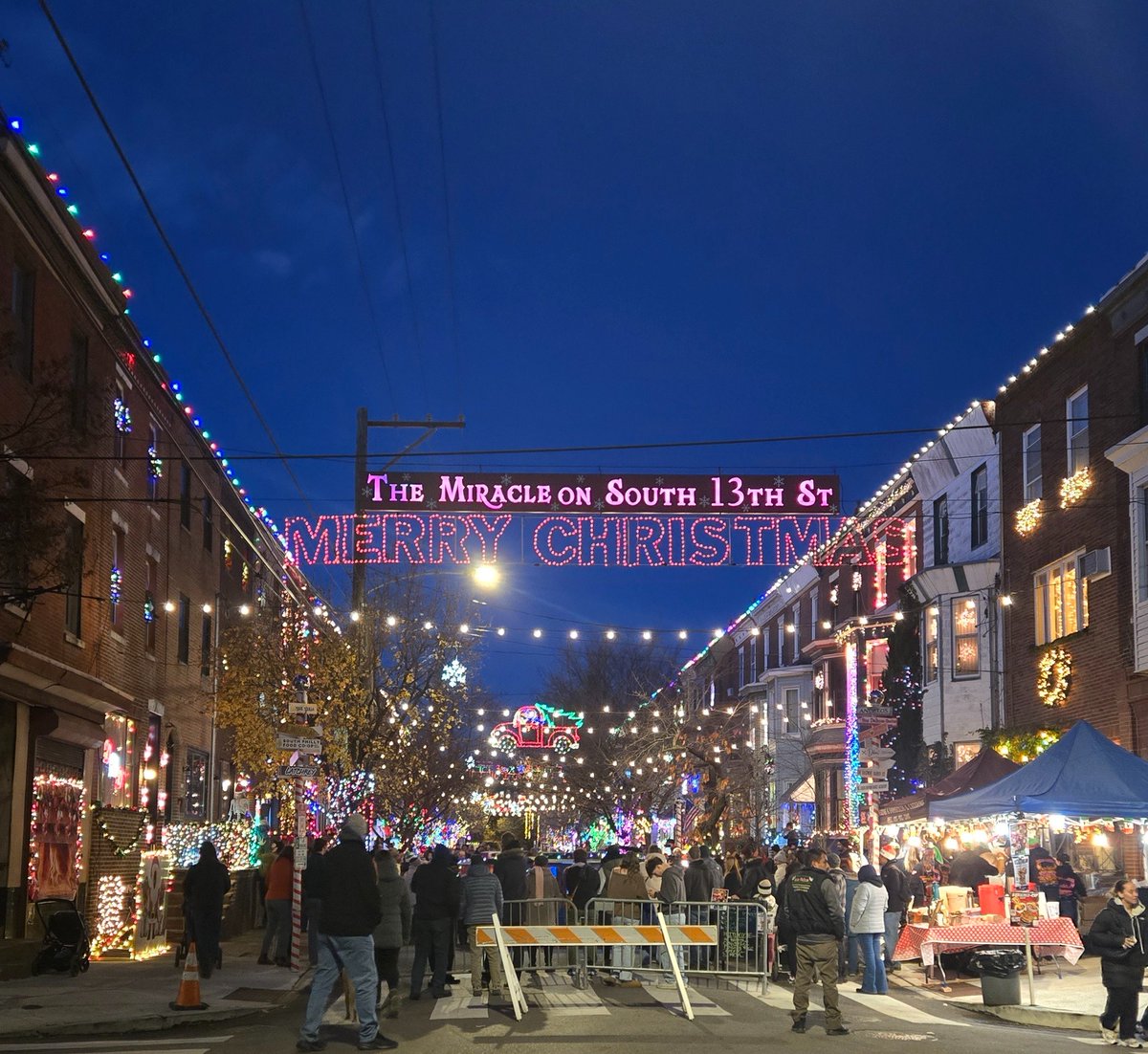 Savannah_0611's tweet image. It&apos;s that time of year again! We checked this out in Philadelphia last night.🎅🎄🎁

#SignsOnSunday #AlphabetChallenge #WeekVforVowels - A for Animatronic (Goofy); U for Unicorn