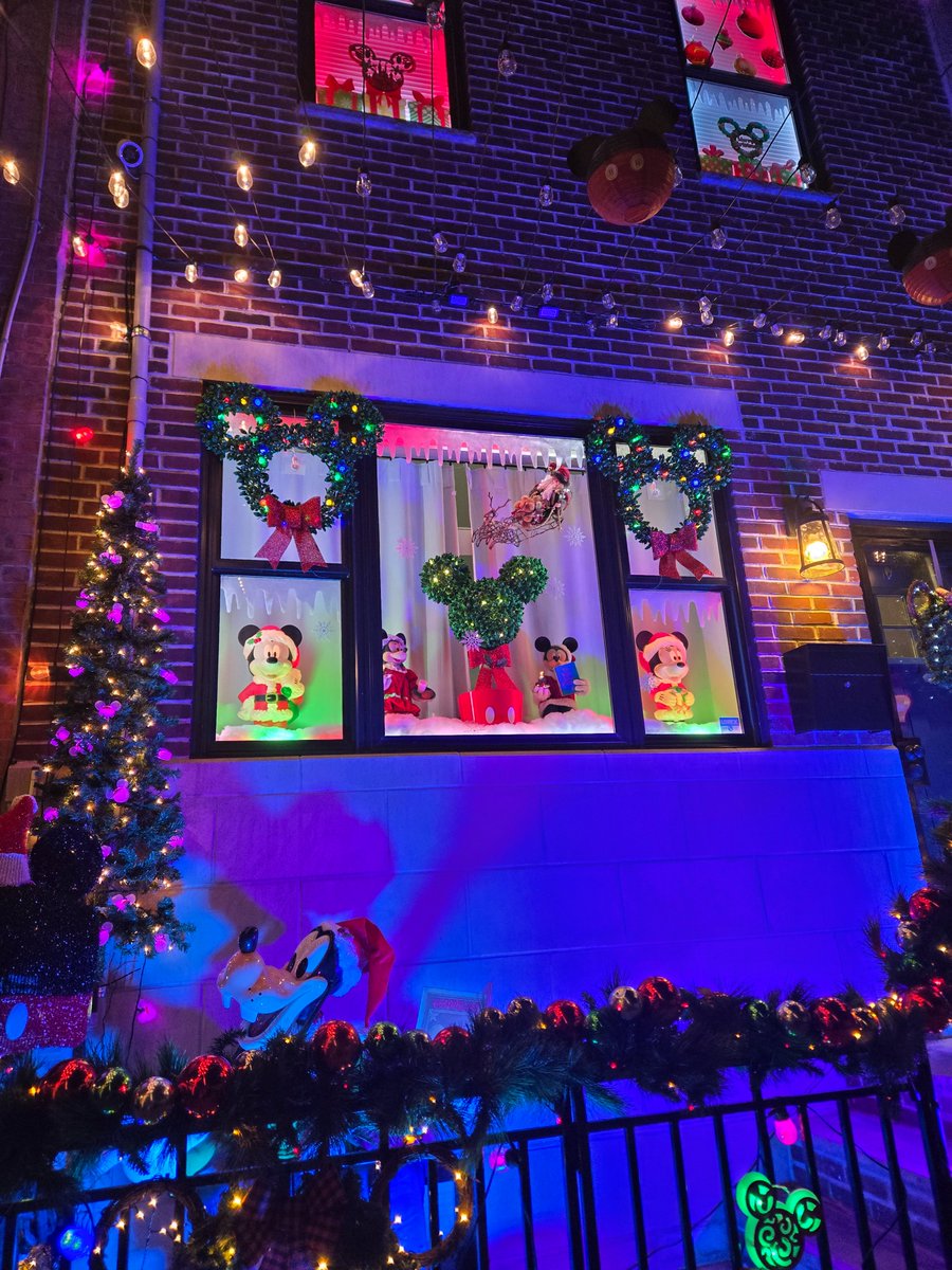 Savannah_0611's tweet image. It&apos;s that time of year again! We checked this out in Philadelphia last night.🎅🎄🎁

#SignsOnSunday #AlphabetChallenge #WeekVforVowels - A for Animatronic (Goofy); U for Unicorn