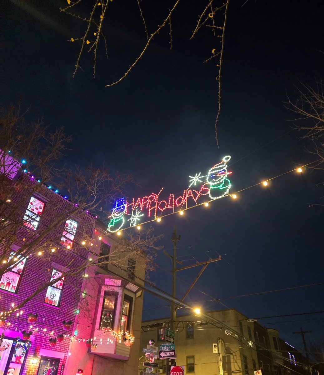 Savannah_0611's tweet image. It&apos;s that time of year again! We checked this out in Philadelphia last night.🎅🎄🎁

#SignsOnSunday #AlphabetChallenge #WeekVforVowels - A for Animatronic (Goofy); U for Unicorn