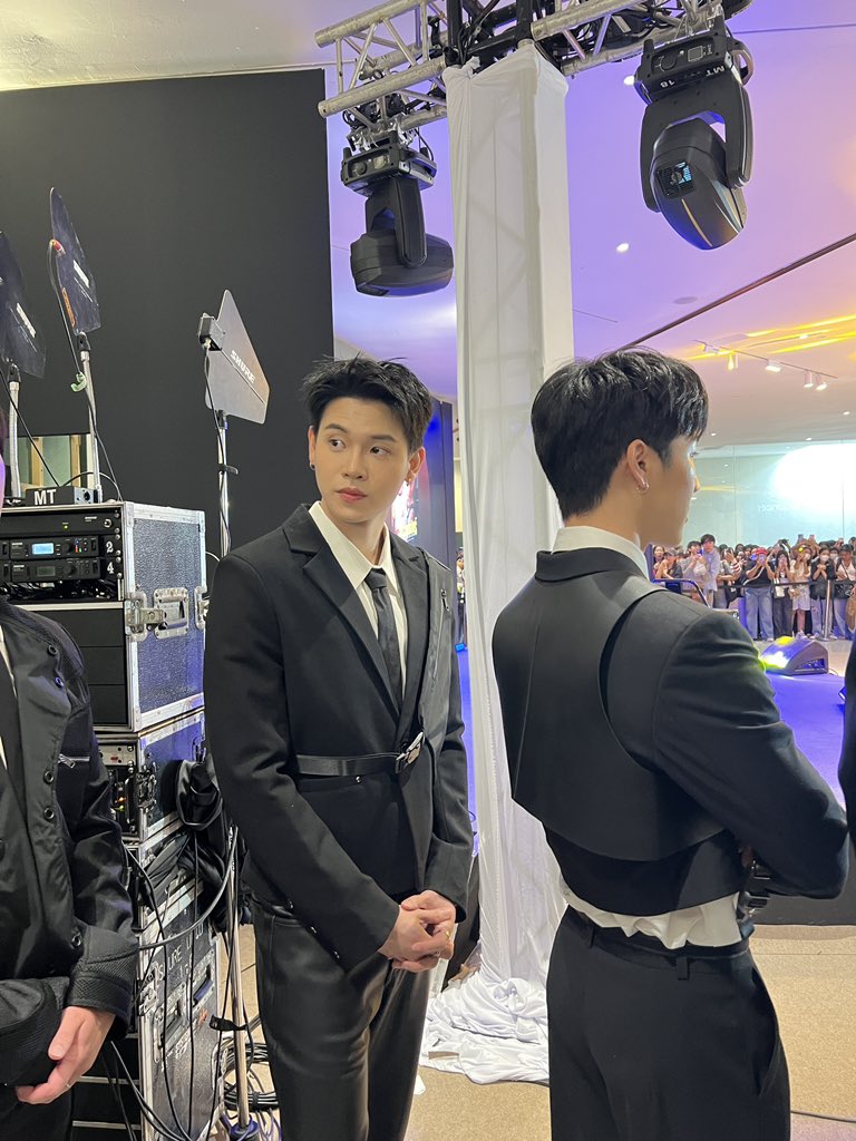 LuvofWar's tweet image. หุ่นค่ตโซ๊ะ เอวคอดยิ่งกว่าคอผมอีก ค่ตจะคุณหนูวอร์ ไฮโซเสื้อครอปมากคุณน้า 😭😭

#PraewMeetAndReadxที่รักสารวัตรเธียร์ 
PoliceInLove Praew SiamParagon 
#warwanarat @warwanarat