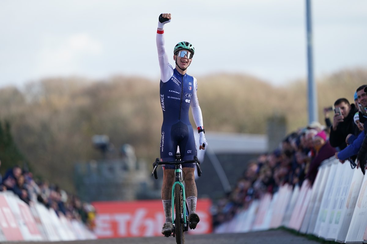 French fire 🔥 in Flamanville 🇫🇷

Aubin Sparfel takes the Men Under-23 win 🥇

#CXWorldCup