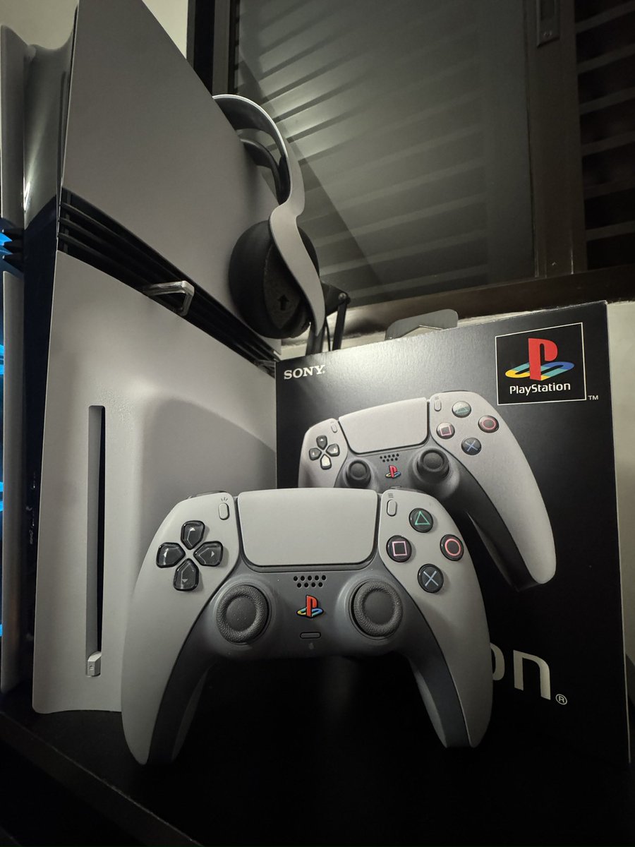 Alguns desses já passaram pela minha bancada, mas finalmente consegui minha edição de 30 anos dessa delícia!

Que coisa mais linda! Pensando seriamente em já instalar uns analógicos magnéticos pra já dar aquela tunada…