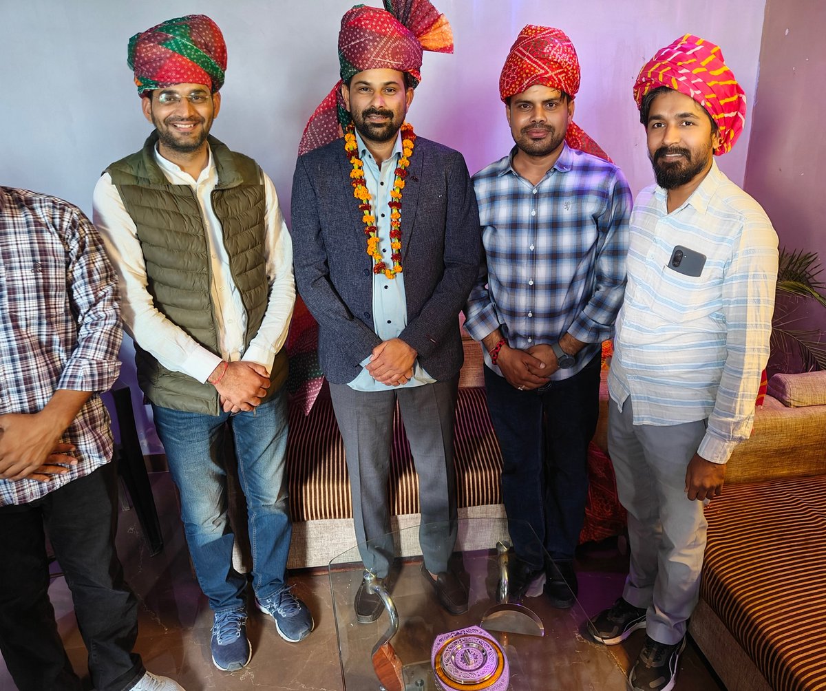 आज " लीलण " रूफटॉप रेस्टोरेंट (सोमानी हॉस्पिटल, महेश नगर,जयपुर) के उद्घाटन के मौके की फोटू ! साथ में मित्र डॉ. रामसिंह सामोता जी,अखिलेश जी ।
👉 प्रतिष्ठान के लिए प्रिय विद्यार्थी सुनील चौधरी को घणी-घणी शुभकामनाएं !