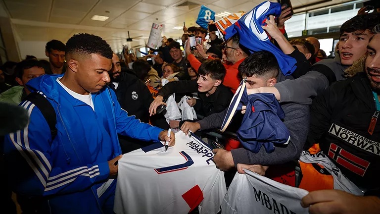 지로나 현지 팬들과의 교류 사진