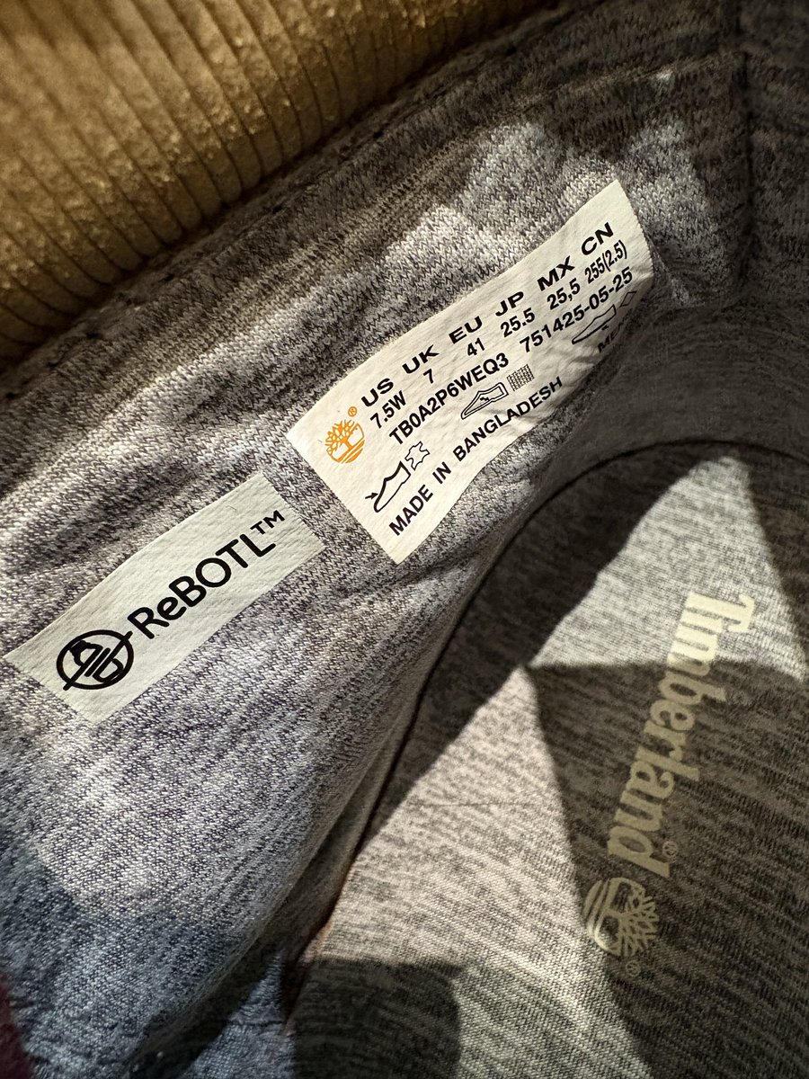 купив в фірмовому магазині за 11к. Вдягнув один раз, зрозумів, шо розмір замалий, на жаль. Продаю за 7000 грн. Розмір 41, довжина устілки 27см