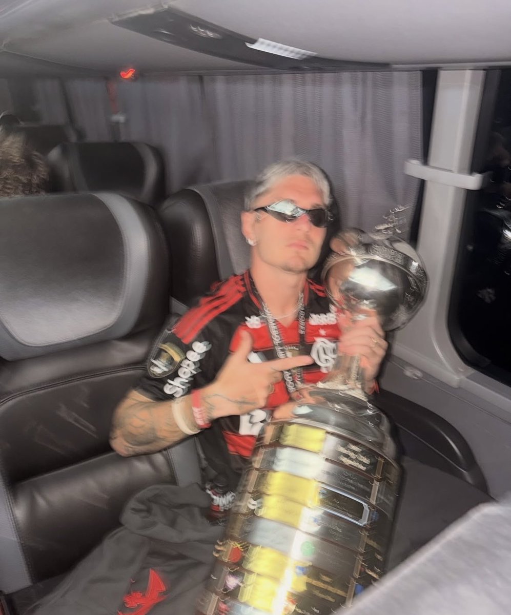 Entrou no rock, apanhou do gerson e ficou com a cara roxa

Podia sair, mas escolheu ficar

O gerson saiu por dinheiro

Varela é campeão da libertadores sendo o melhor em campo

É hora de valorizar aqueles que ESCOLHEM o Flamengo como prioridade