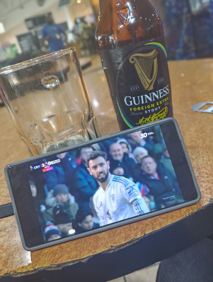 Vindicatedchidi's tweet photo. Manchester United is losing.... 😂😂😂😂

Happiness wan wound me.

cc : @AronuUgochukwu @Crypto4bailout @connectwithtola https://t.co/xwrdIsPBCd