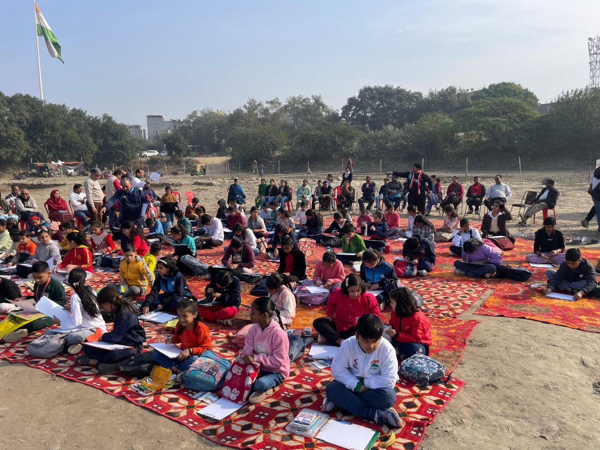 cleanganganmcg's tweet image. &quot;From awareness to action for a cleaner Yamuna&quot;

An Environment Awareness and Drawing Competition was also organized at 2.5 Pushta Ghat, led by Paryavaran Sanrakshan Gatividhi, Vriksh Mitra, Edutree, and other NGOs.

Principal RK Dua of Little Flower School and other guests…
