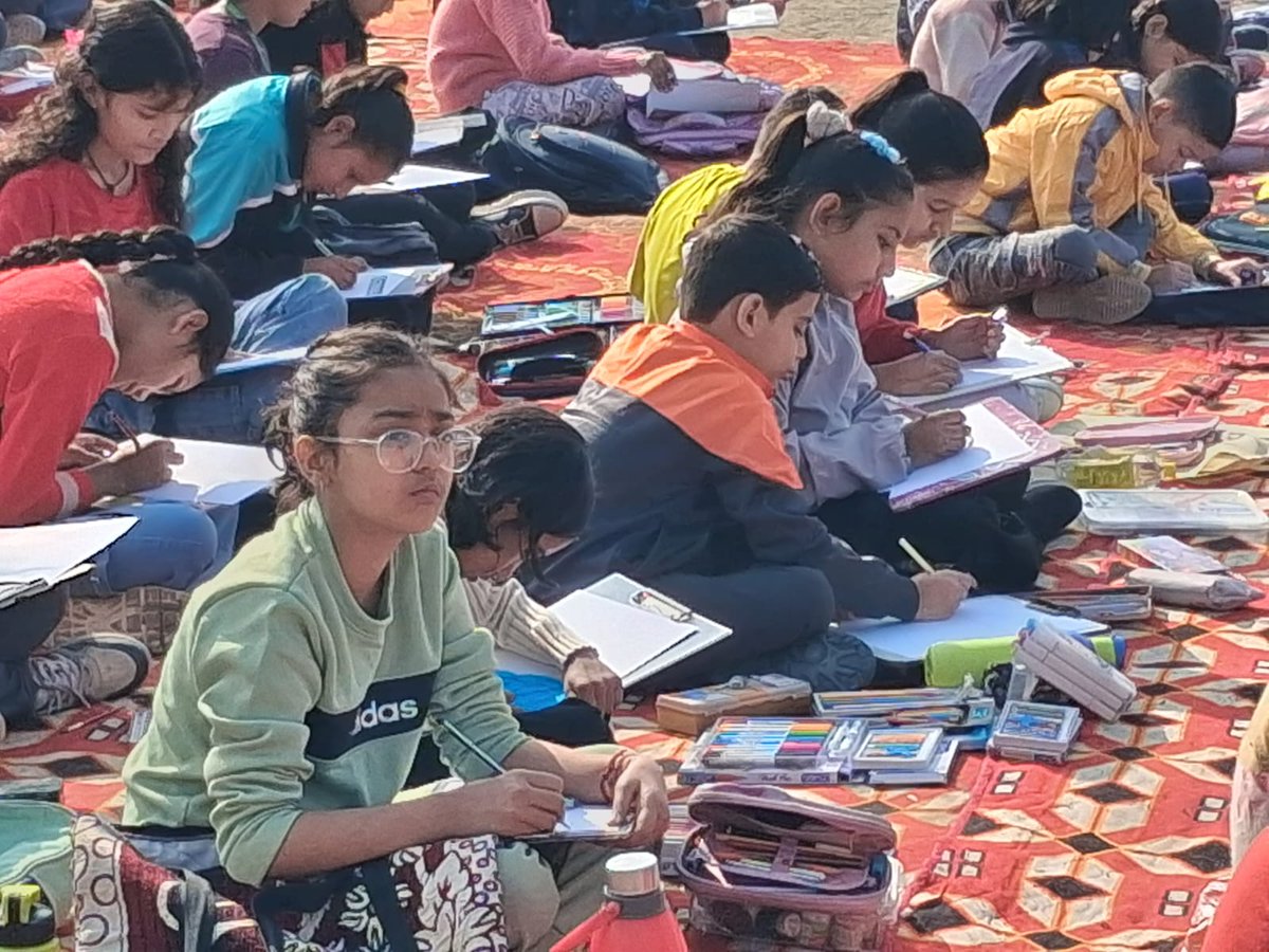 cleanganganmcg's tweet image. &quot;From awareness to action for a cleaner Yamuna&quot;

An Environment Awareness and Drawing Competition was also organized at 2.5 Pushta Ghat, led by Paryavaran Sanrakshan Gatividhi, Vriksh Mitra, Edutree, and other NGOs.

Principal RK Dua of Little Flower School and other guests…