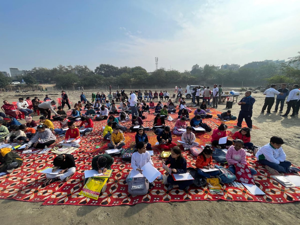 cleanganganmcg's tweet image. &quot;From awareness to action for a cleaner Yamuna&quot;

An Environment Awareness and Drawing Competition was also organized at 2.5 Pushta Ghat, led by Paryavaran Sanrakshan Gatividhi, Vriksh Mitra, Edutree, and other NGOs.

Principal RK Dua of Little Flower School and other guests…