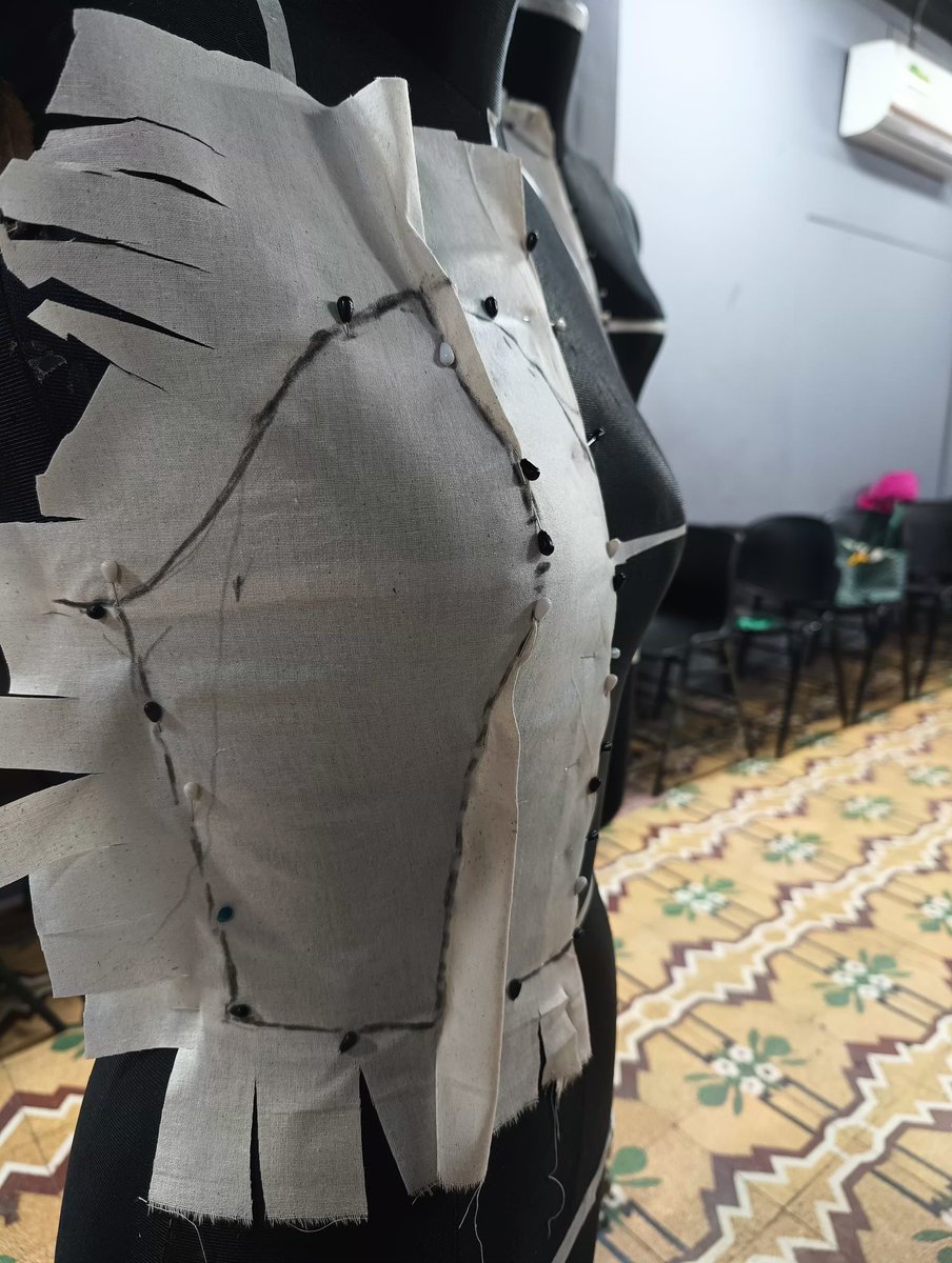 ArishaOishy's tweet photo. Sweetheart neck
#draping #DRAPLINE #Pattern #patterndesign #FashionGoals #fashionstyle #FashionDeals #designer #designtutorials #bodysuits #dressup #clothes #fabric #front #back #DIY #art #artwork #artist #draw #drawing #Creators #basicfit #Creative #work #TOPS #basic #sunday https://t.co/MwkN91py8k