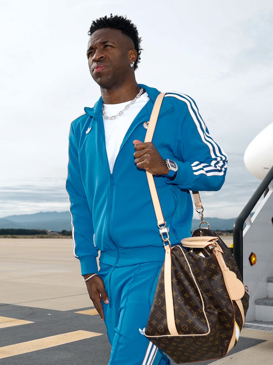 TouchlineX's tweet image. Vinicius has arrived in Barcelona! 🇧🇷🌟