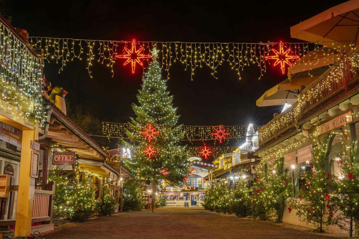 Have a wonderful Sunday!
It´s the First Sunday of Advent in Germany and Christmas is in the air everywhere.

Not traditional, but nice:
German-American Christmas market in 'Pullman City', the Western town in fun park Eging am See in Bavaria.
