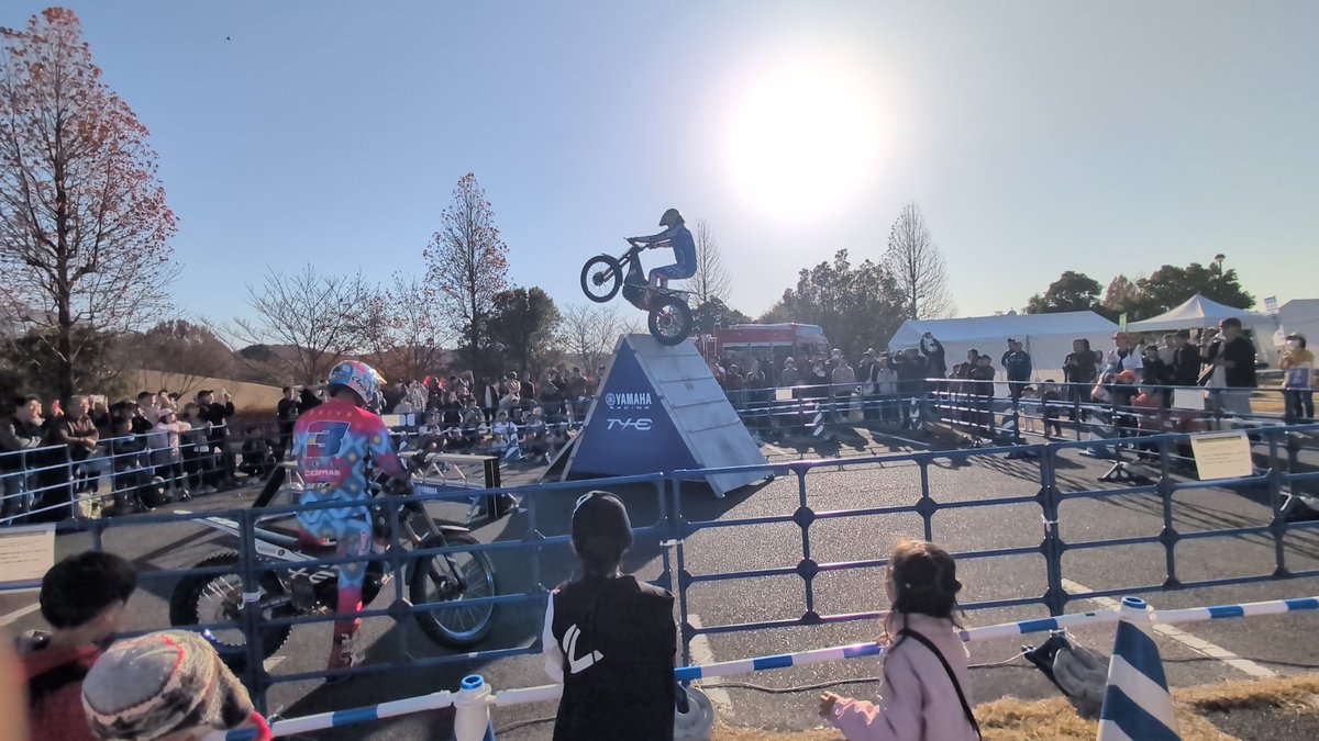 garagen_nims's tweet image. 今日は最後に二輪も楽しめた( ´艸`)
シリーズチャンピオン #黒山健一 @ken1kuroyama 選手
シリーズ2位 #氏川政哉 @ujikawa12171 選手
によ #電動トライアルバイク デモンストレーション
2人の掛け合いは楽しかった( ´艸`)
今から来年の開幕戦岡崎が楽しみです

@yamaha_bike 
 #トライアル