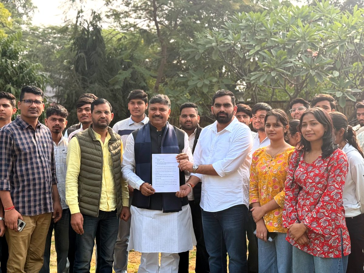 पिछले दिनों नेता प्रतिपक्ष आदरणीय <a href="/TikaRamJullyINC/">Tika Ram Jully</a> जी से राजस्थान विश्वविद्यालय के छात्र नेता नीरज खीचड़ व अन्य छात्रों के साथ मुलाकात कर "not promoted"की वजह से पीड़ित हजारों छात्रों की वाजिब बात रखी। <a href="/BagadeHaribhau/">Haribhau Bagade</a> <a href="/8PMnoCM/">राजस्थानी ट्वीट</a> <a href="/NeerajKhicharRU/">Neeraj Khichar</a> <a href="/RajCMO/">CMO Rajasthan</a> <a href="/DrPremBairwa/">Dr Prem Chand Bairwa</a> <a href="/1K_Nazar/">एक नजर</a>