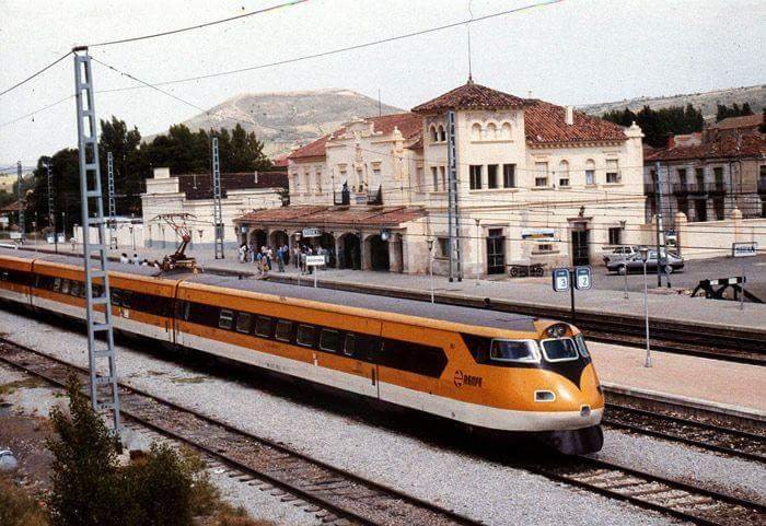 A mediados de los 80 del SXX,el #Platanito se hizo cargo de varios trenes turísticos que unían Madrid con Ávila o con Sigüenza.Esta imagen muestra a la #ut443 en la estacion de Sigüenza realizando el servicio "Doncel de Sigüenza". Autor:desconocido Archivo:AAFEP #patrimonio