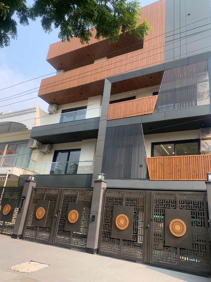 AsriInteriors's tweet photo. #workinprogress #facadeproject
Modern Luxury Elevation with HPL Cladding, Sleek Grey Panels &amp; Designer Iron Gate. A perfect blend of warmth, symmetry, and contemporary aesthetics for premium floors.
#sitephotos #ModernElevation #HPLCladding #LuxuryFacade #BuilderFloorDesign https://t.co/ZTc6Wdigrb