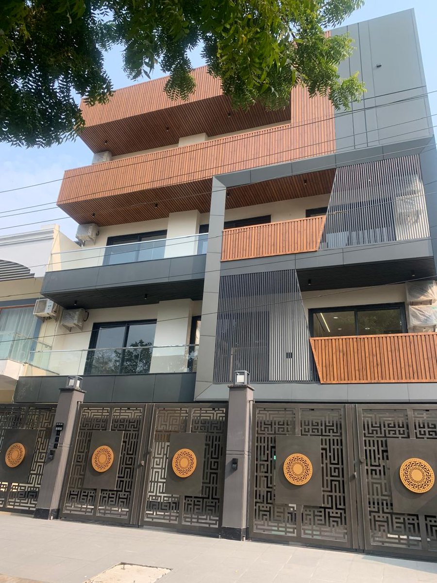 AsriInteriors's tweet photo. #workinprogress #facadeproject
Modern Luxury Elevation with HPL Cladding, Sleek Grey Panels &amp; Designer Iron Gate. A perfect blend of warmth, symmetry, and contemporary aesthetics for premium floors.
#sitephotos #ModernElevation #HPLCladding #LuxuryFacade #BuilderFloorDesign https://t.co/ZTc6Wdigrb