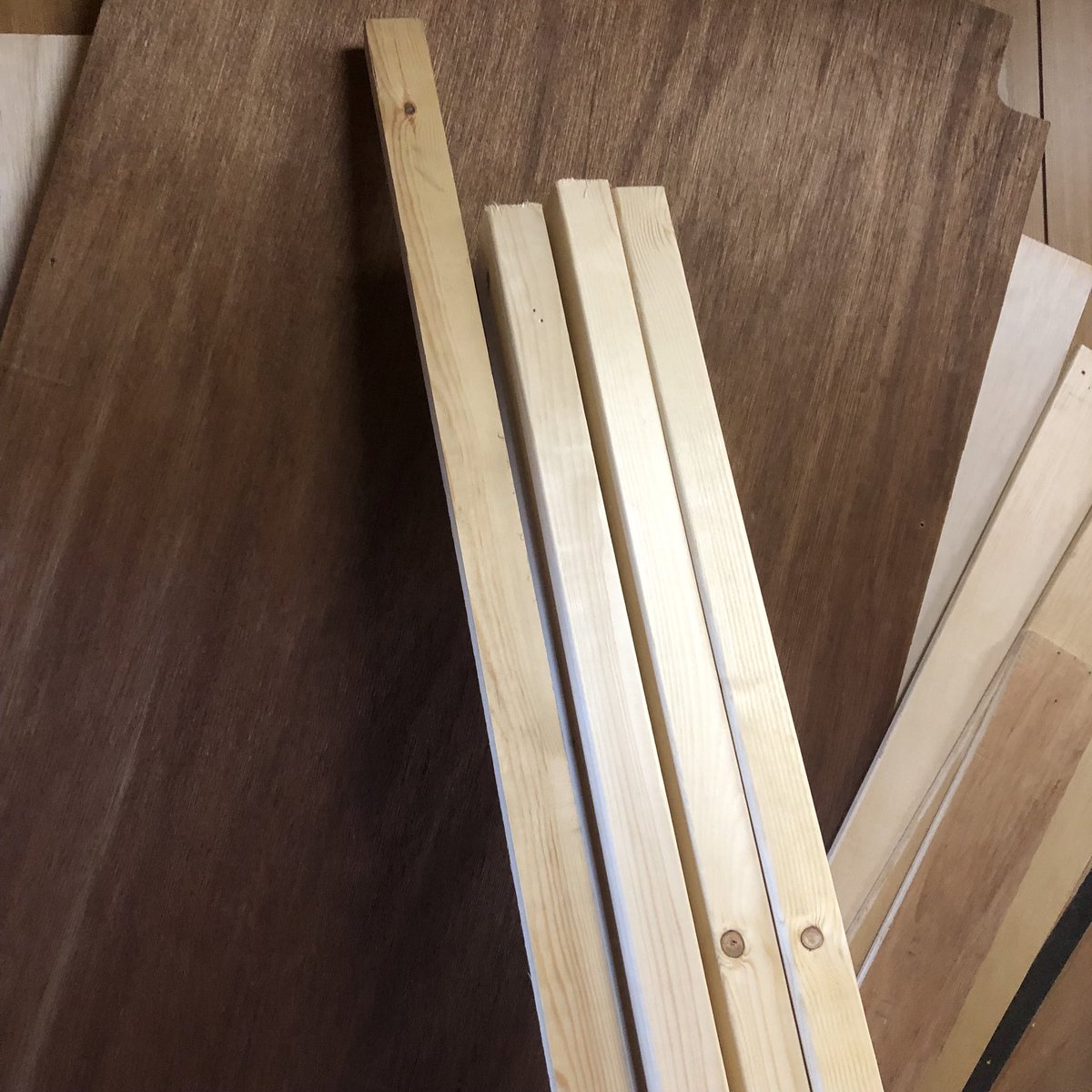 DiySmallFactory's tweet photo. 久しぶりに２×４を買ってきました。
（４本のうちの右３本）

１本あたり500円近くしたので驚いています。こんなに値上がりしとったんかい！😳

うーん、手軽に買える金額ではなくなってきました……。😰　端材をいかに活用するか問われますねー。🤔 https://t.co/CyQ0fJKOtq