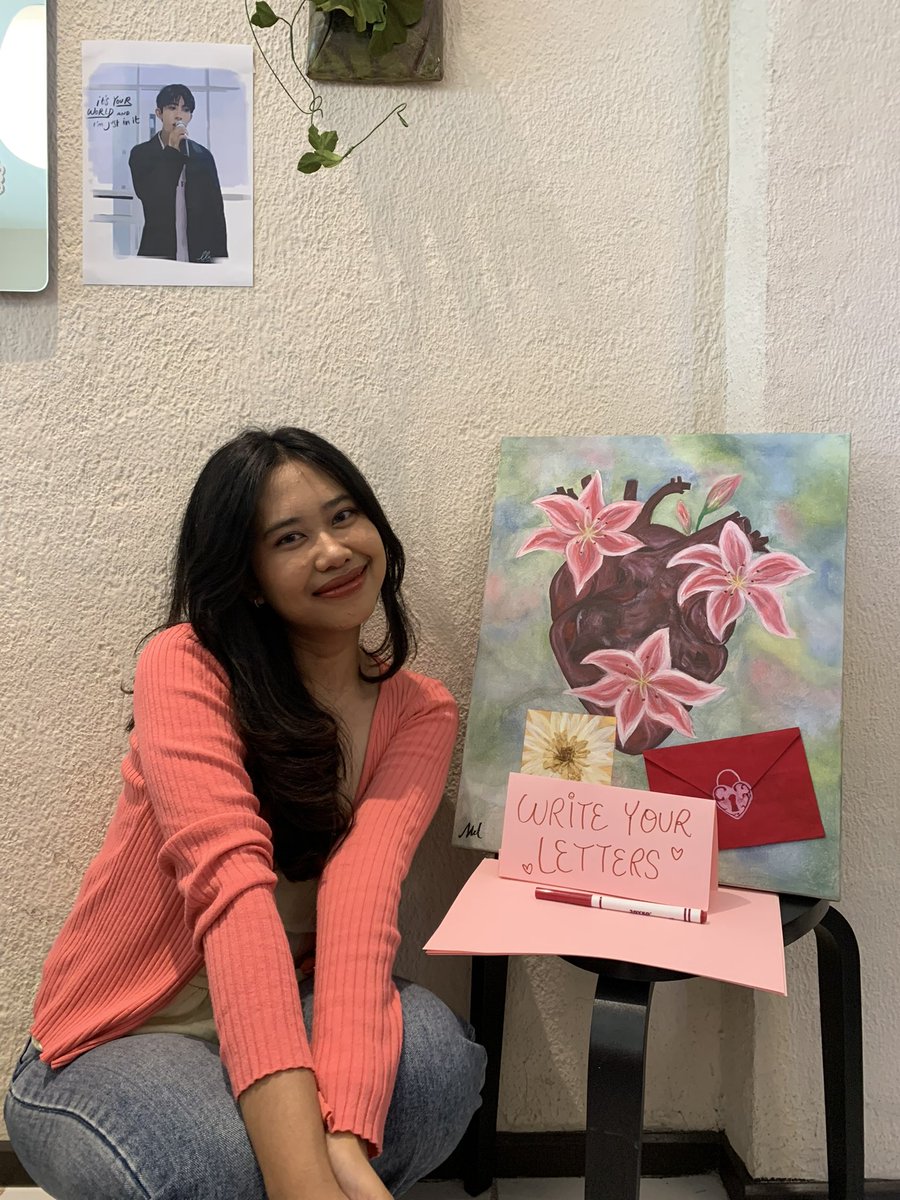 messnctuary's tweet photo. hi! absen kehadiran kemarin aku ke acaranya @psily_enhypen seruw banget bertemu teman teman dan dapet kesempatan buat display lukisanku 🥹🤍 https://t.co/79ZfLV2ZIX