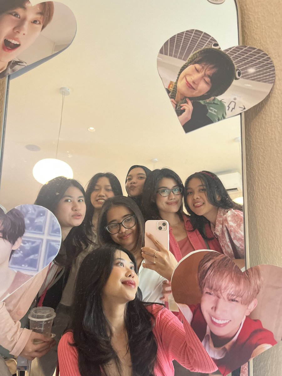 messnctuary's tweet photo. hi! absen kehadiran kemarin aku ke acaranya @psily_enhypen seruw banget bertemu teman teman dan dapet kesempatan buat display lukisanku 🥹🤍 https://t.co/79ZfLV2ZIX