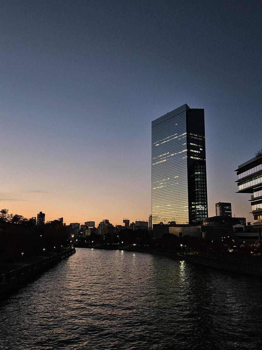 9bullet9's tweet photo. 仕事で大阪にいるので大阪城を散歩してきたんですけど、国籍も人種も年齢もいろんな人が入り乱れてて、それぞれがまったりしたり写真撮ったり犬の散歩してたり、それぞれの幸せな時間を過ごしてるのをみて、これからもずっとその幸せを���受し続けられますようにとふんわり思いました https://t.co/0mQ5H4Pwct