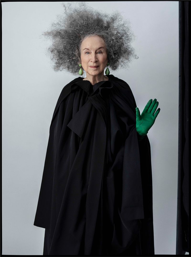 Lady_Julia__'s tweet image. &quot;People are always coming up with new theories of the novel, but the main one is: Hold My Attention.&quot; — Margaret Atwood 

#Writetip #bookchatweekly

📸 #Fashion photographer Tim Walker.