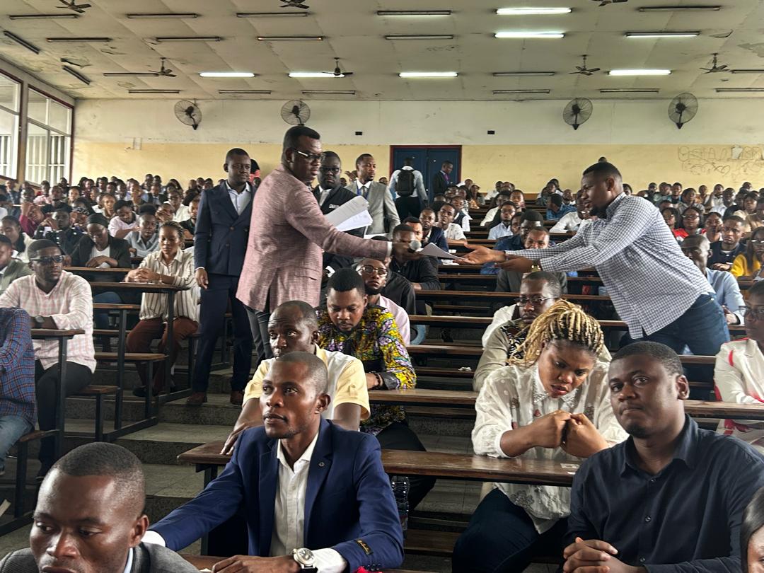 radiookapi's tweet image. Ce dimanche, plus de 11 000 candidats ont composé le 🖊️test d’admission à l’ENA en #RDC. Le sujet unique portait sur : « Comment la numérisation🛜 peut-elle améliorer le service public en RDC🇨🇩 ? ». À Kinshasa, 7 000 d’entre eux ont été répartis sur deux sites, tandis que 4 000…