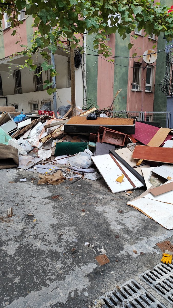 mertovic077's tweet photo. Ne zaman alacaksınız? Millet vergisini vs herşeyi veriyor, alıyorsunuz ama çöp içinde yaşıyoruz? @sislibelediyesi @SisliKaymakam @szctelevizyonu @showanahaber @KanalD @nowhaber @nowtvturkiye @startv @SisliSonDakika https://t.co/iLzd4XB06D